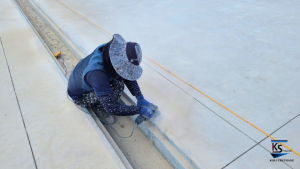 Vệ sinh bề mặt trước khi thi công chống thấm KOLI