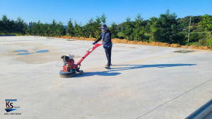 Vệ sinh bề mặt trước khi thi công chống thấm KOLI